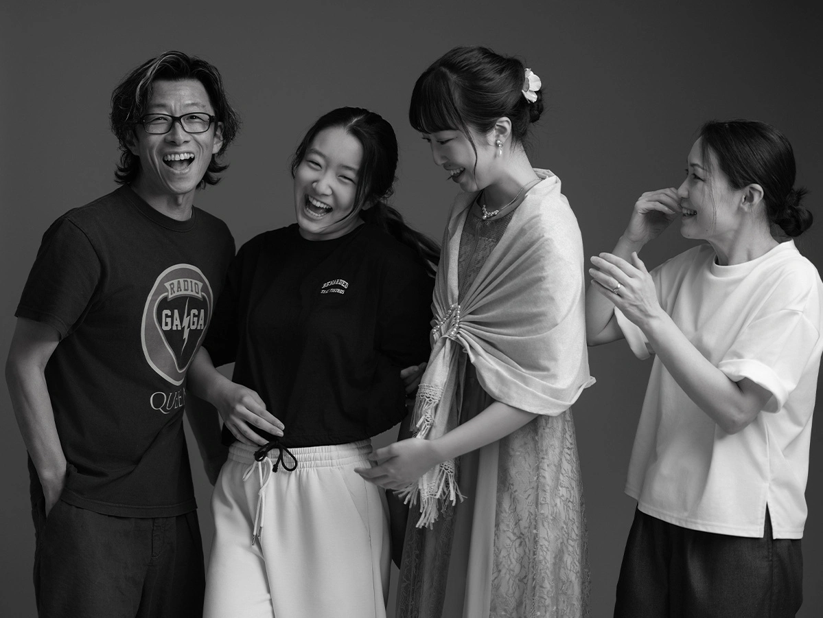 ぎゅっと寄り添う家族写真