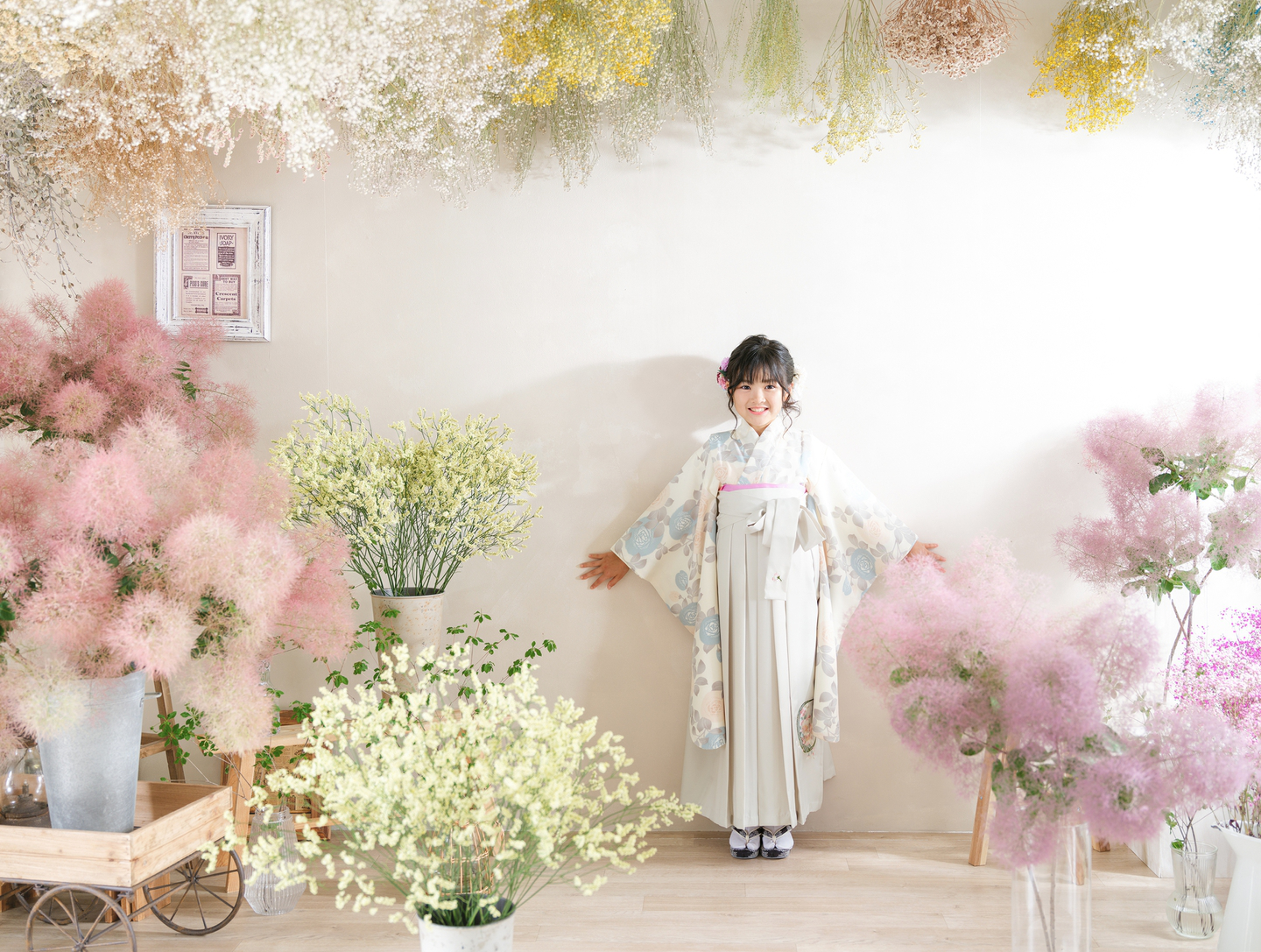 七五三 女の子 着物 お花を背景にした記念撮影