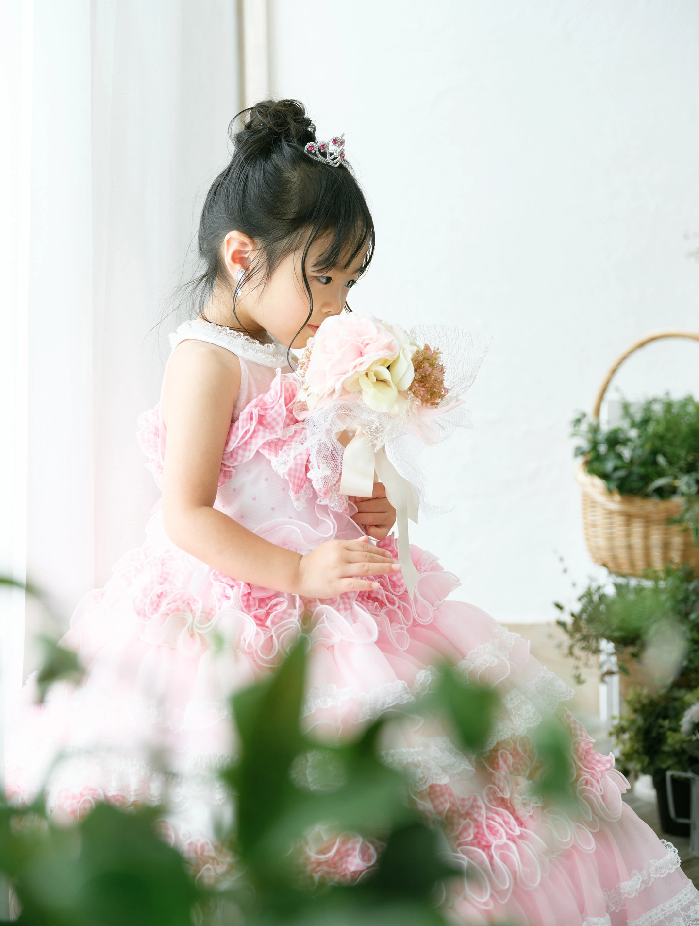 七五三 女の子 ピンクドレス お花に囲まれた記念撮影