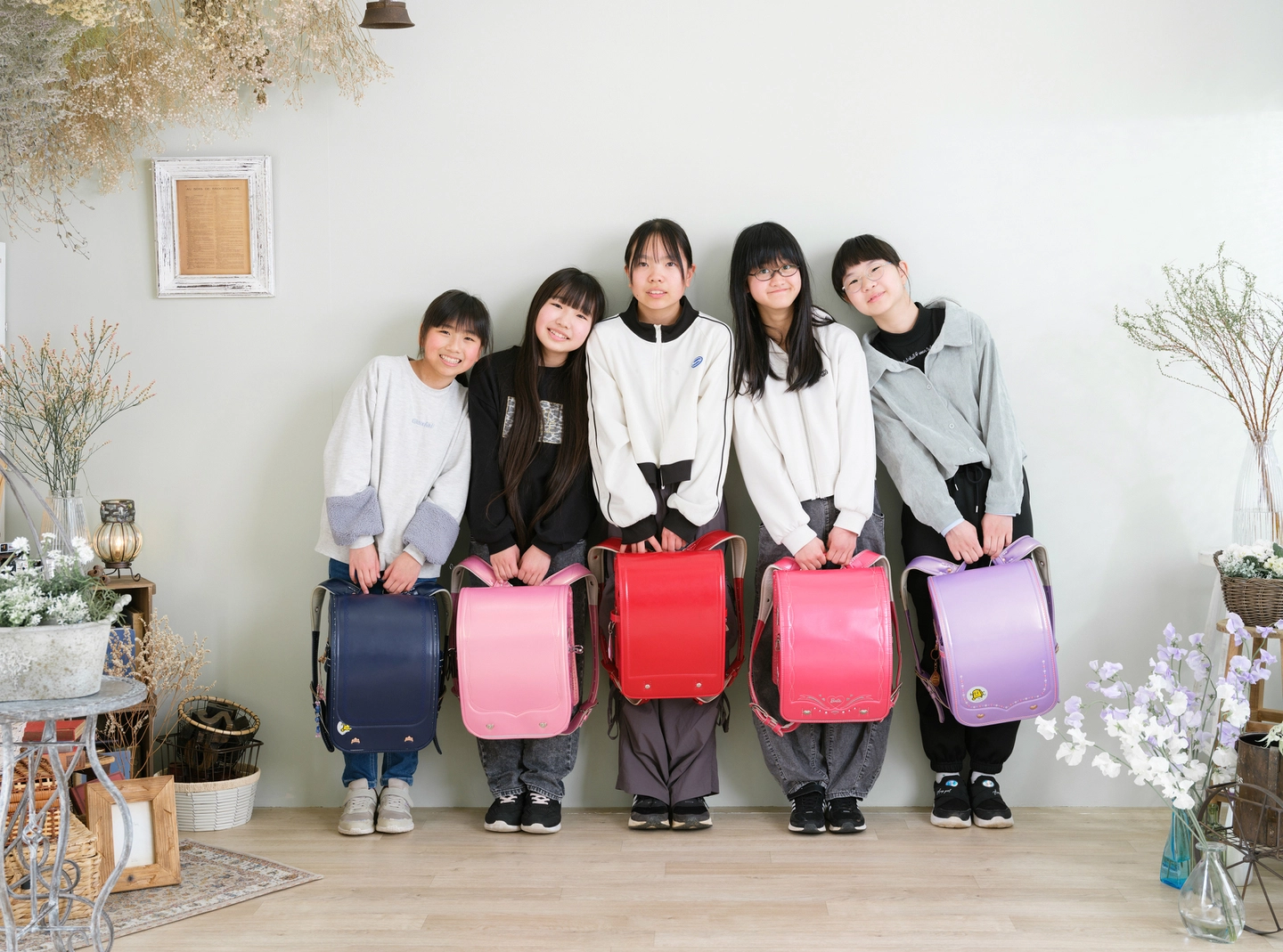 ランドセルを手に並ぶ5人の卒業記念写真