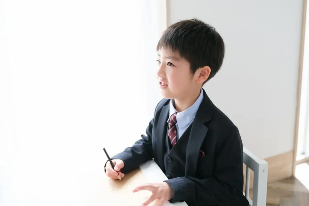 入学記念の写真を撮る男の子