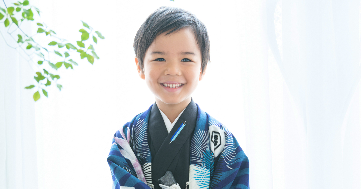 5歳七五三の記念撮影。和装姿で笑顔を見せる男の子。