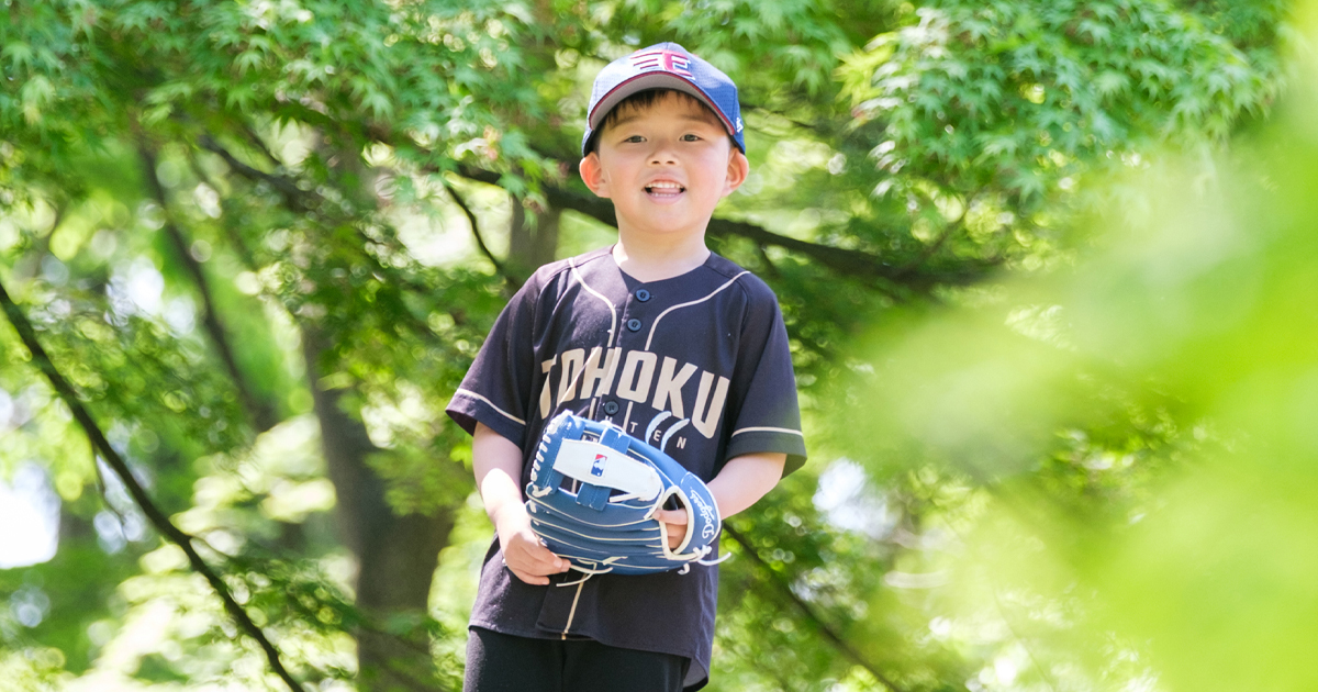 野球ユニフォーム姿でポーズを決める男の子 スマイルキッズ写真展2025 ロケーション撮影