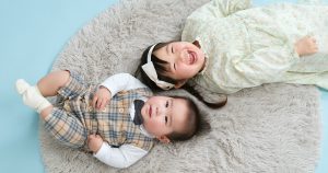 赤ちゃんとお姉ちゃんの笑顔｜姉弟フォト撮影記念