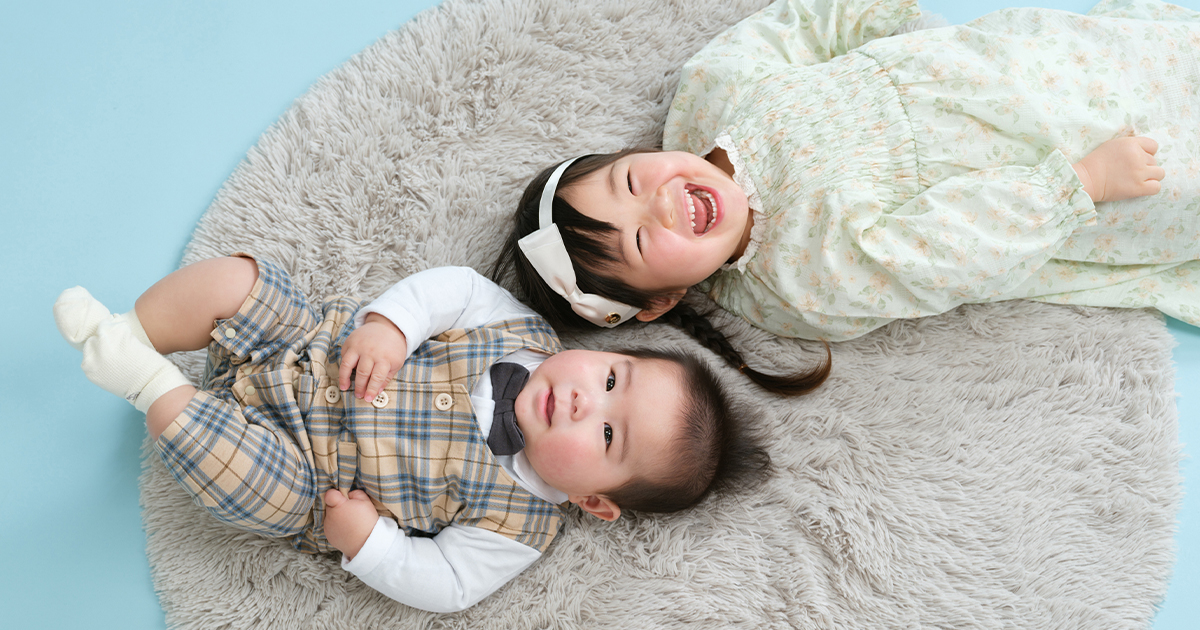 笑顔のお姉ちゃんと赤ちゃんの姉弟写真