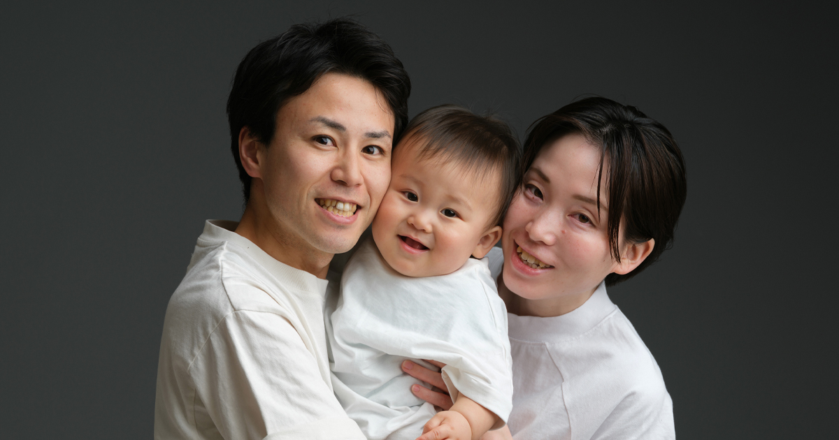 1歳のお誕生日記念に笑顔の家族写真