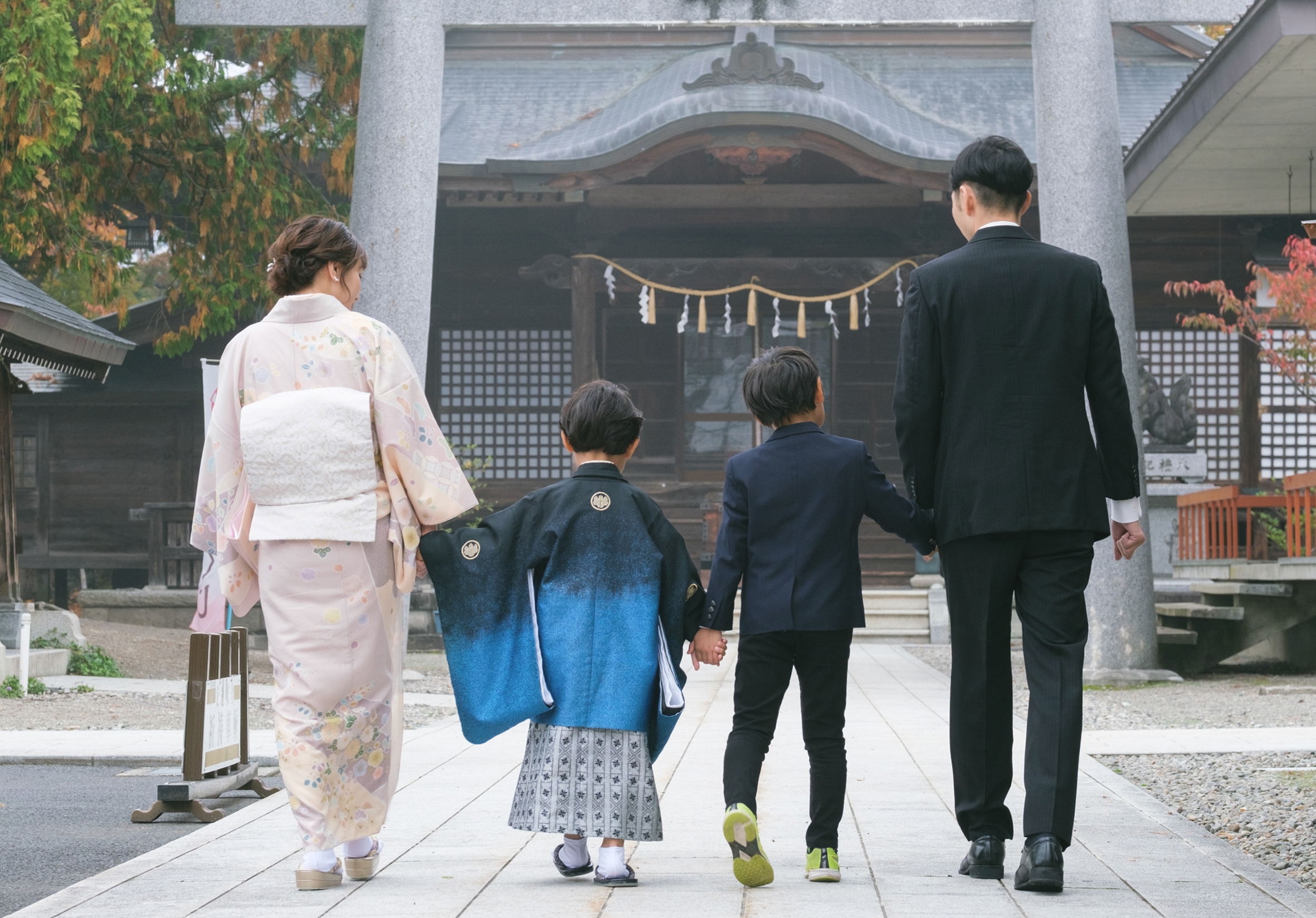 七五三の着物姿で神社や紅葉の中を歩く子ども