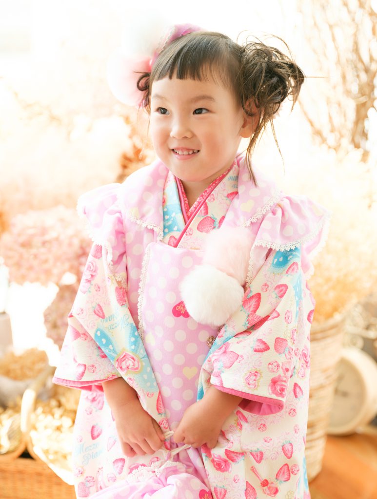 3歳の女の子が七五三の着物を着て笑顔