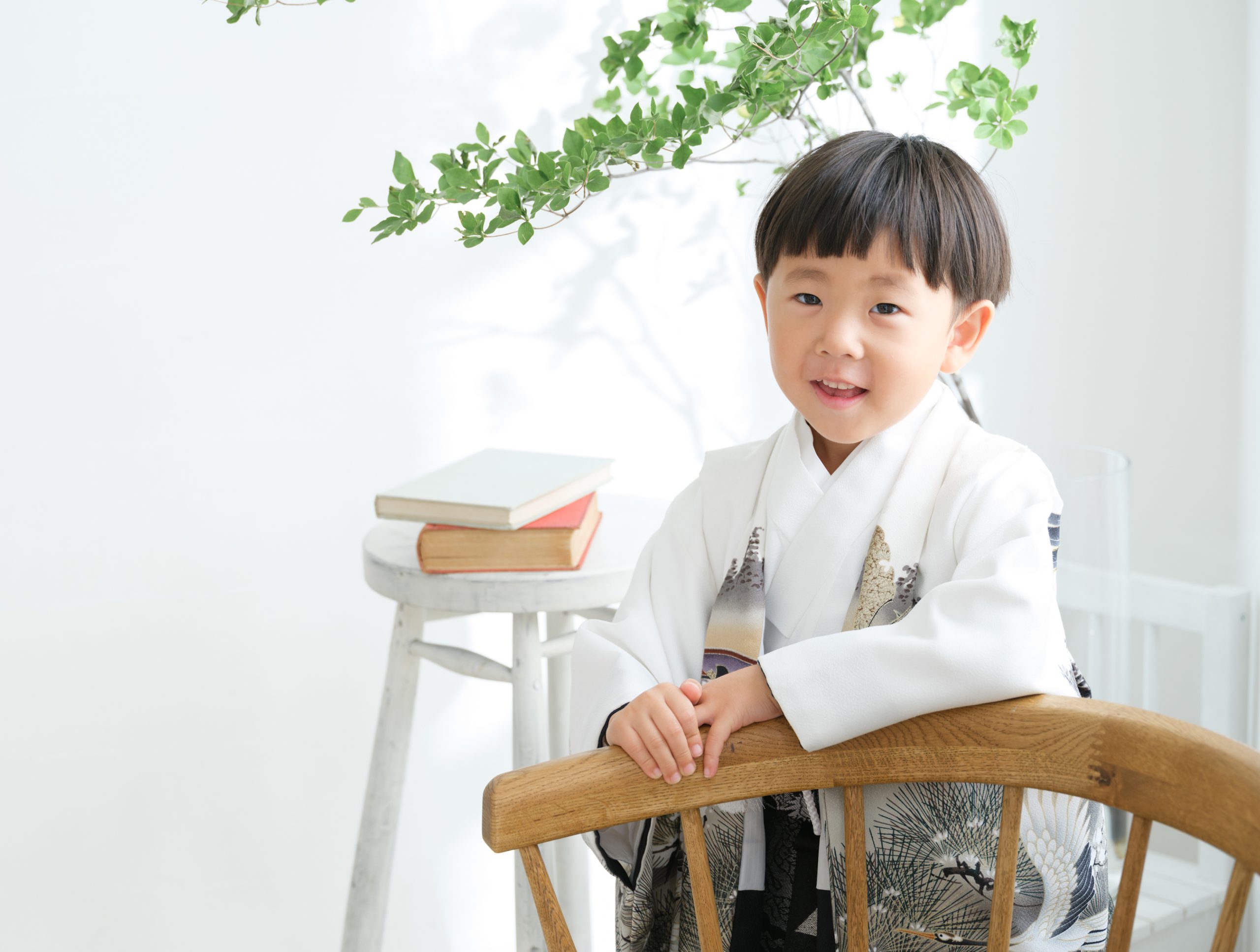 5歳の男の子が袴姿で笑顔ポーズ