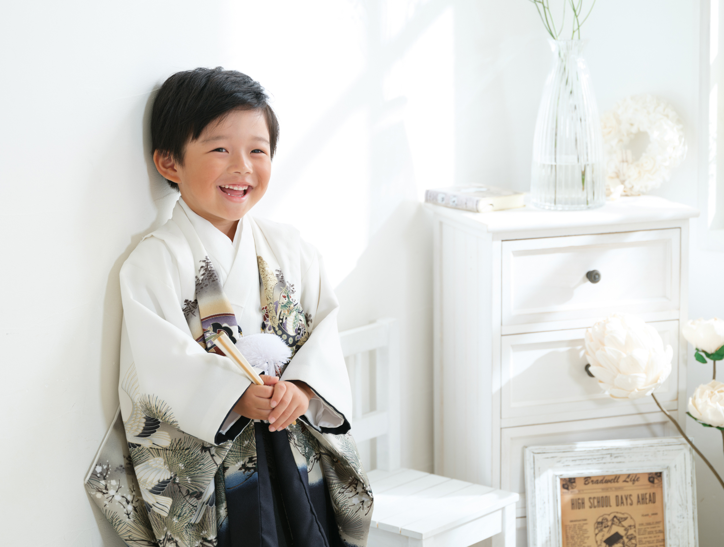 3歳男の子の七五三で笑顔を見せる姿3歳男の子の七五三撮影。白い羽織袴が凛々しい一枚