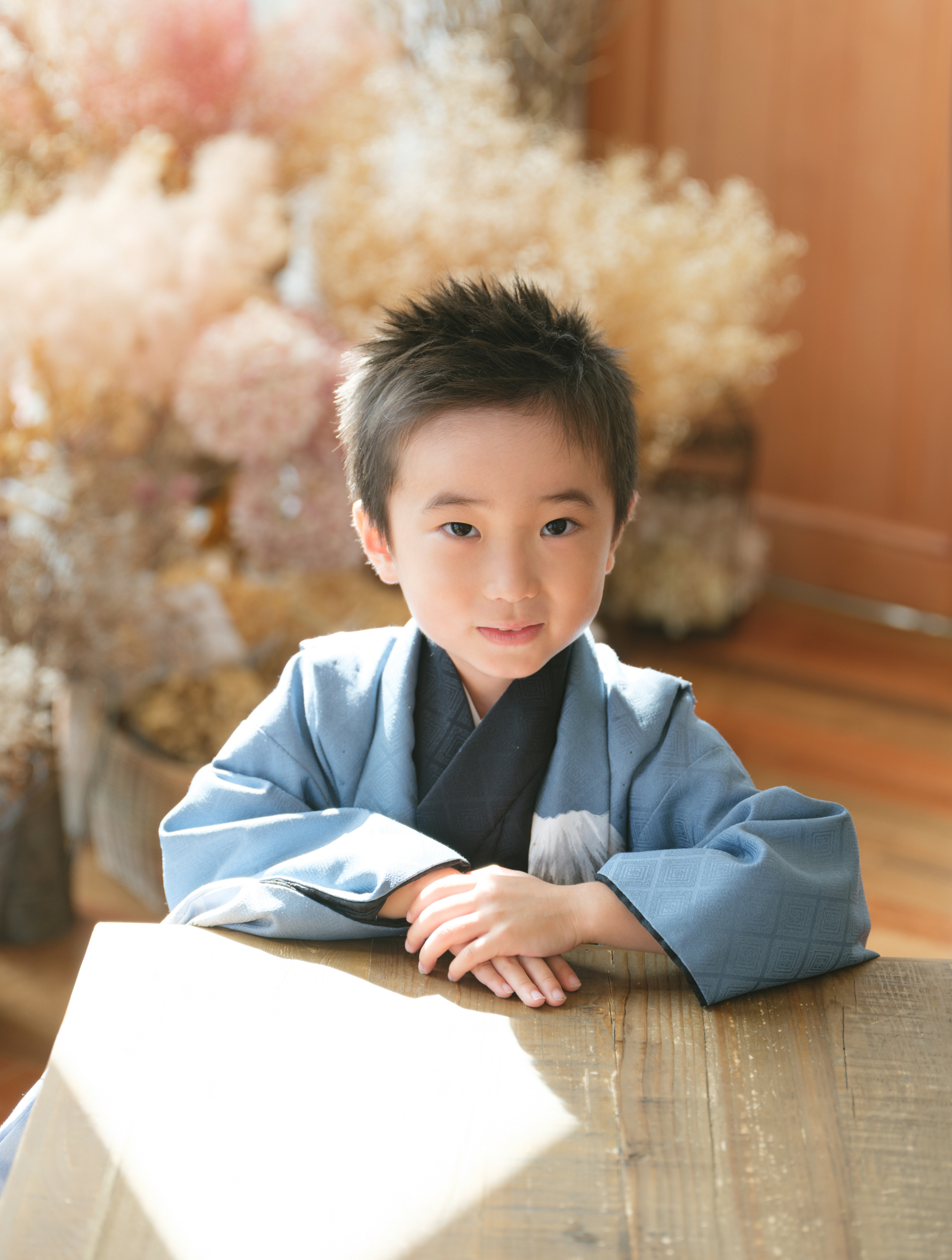 5歳男の子の七五三・ブルーの羽織で微笑む姿