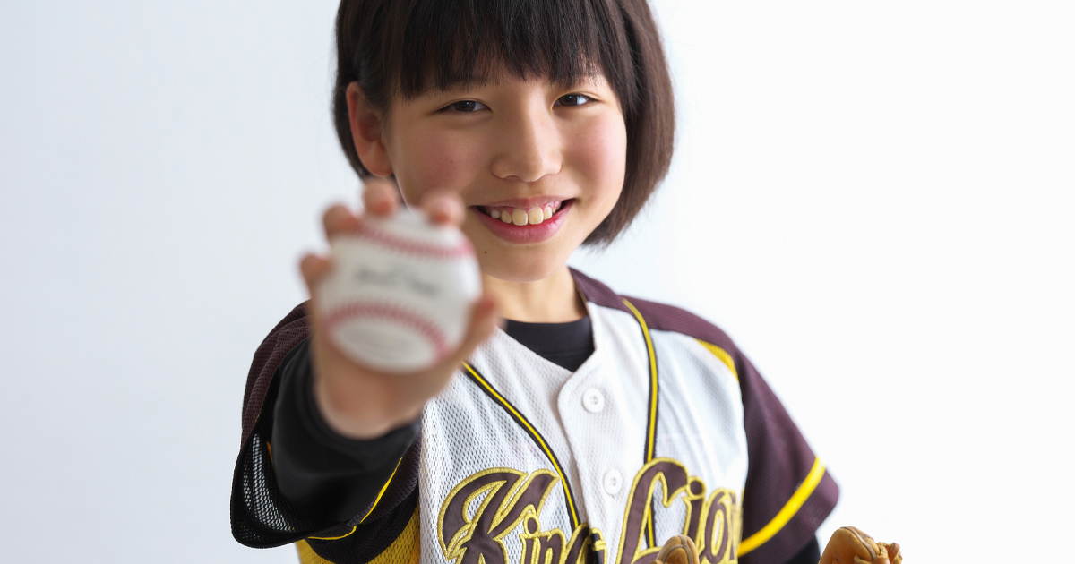 10歳のスポーツ少年団ユニフォーム姿の記念写真