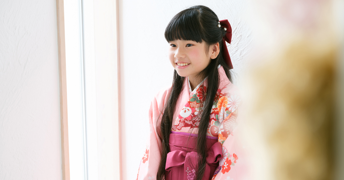 10歳記念の袴姿で撮影した女の子のハーフ成人式写真