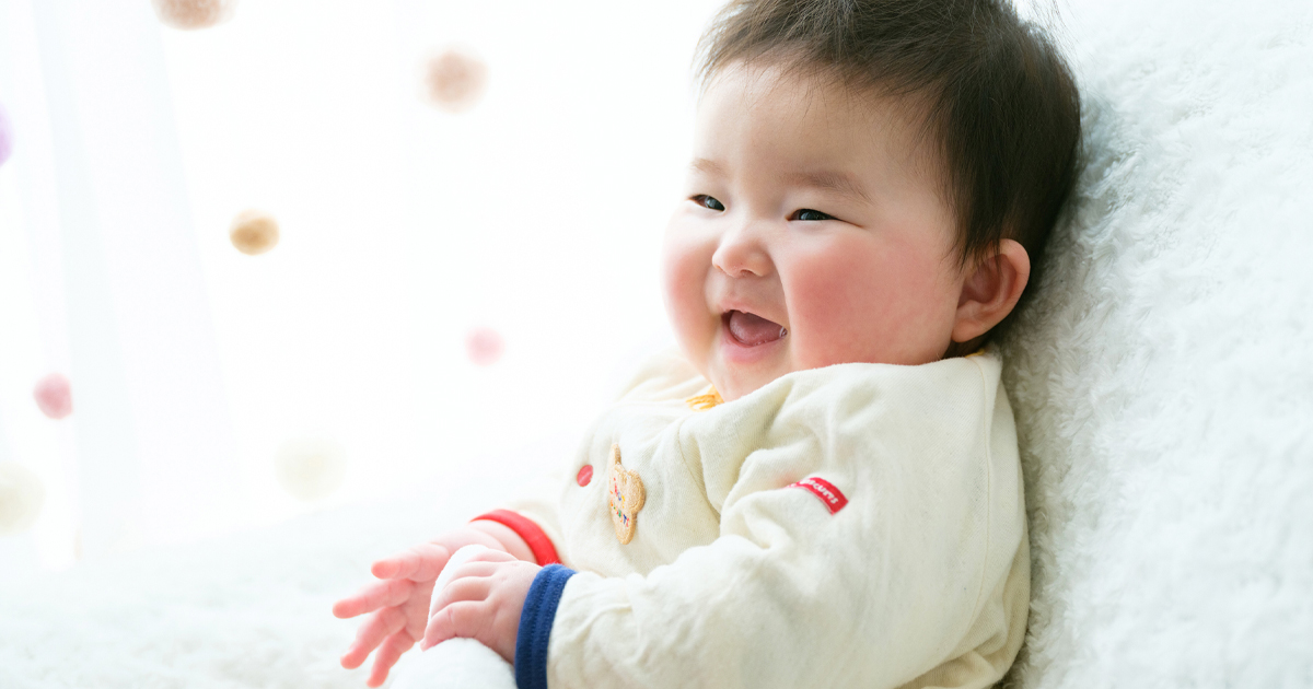 やさしい光の中で微笑む赤ちゃんのベビーフォト｜山形県東根市 佐直写真館