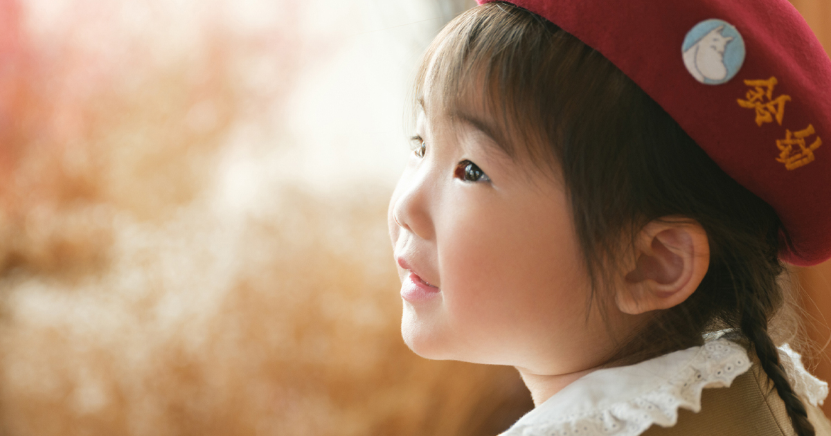 入園と入学の記念写真を撮影する兄妹