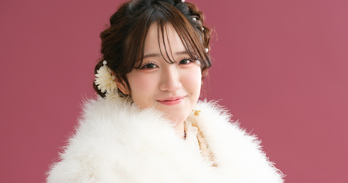 成人記念の振袖姿をやさしい光で撮影した女性のポートレート写真（山形県東根市・佐直写真館）