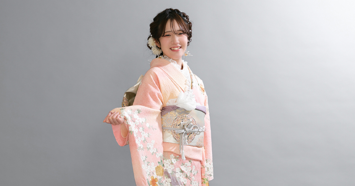 成人記念の振袖姿をやさしい光で撮影した写真
