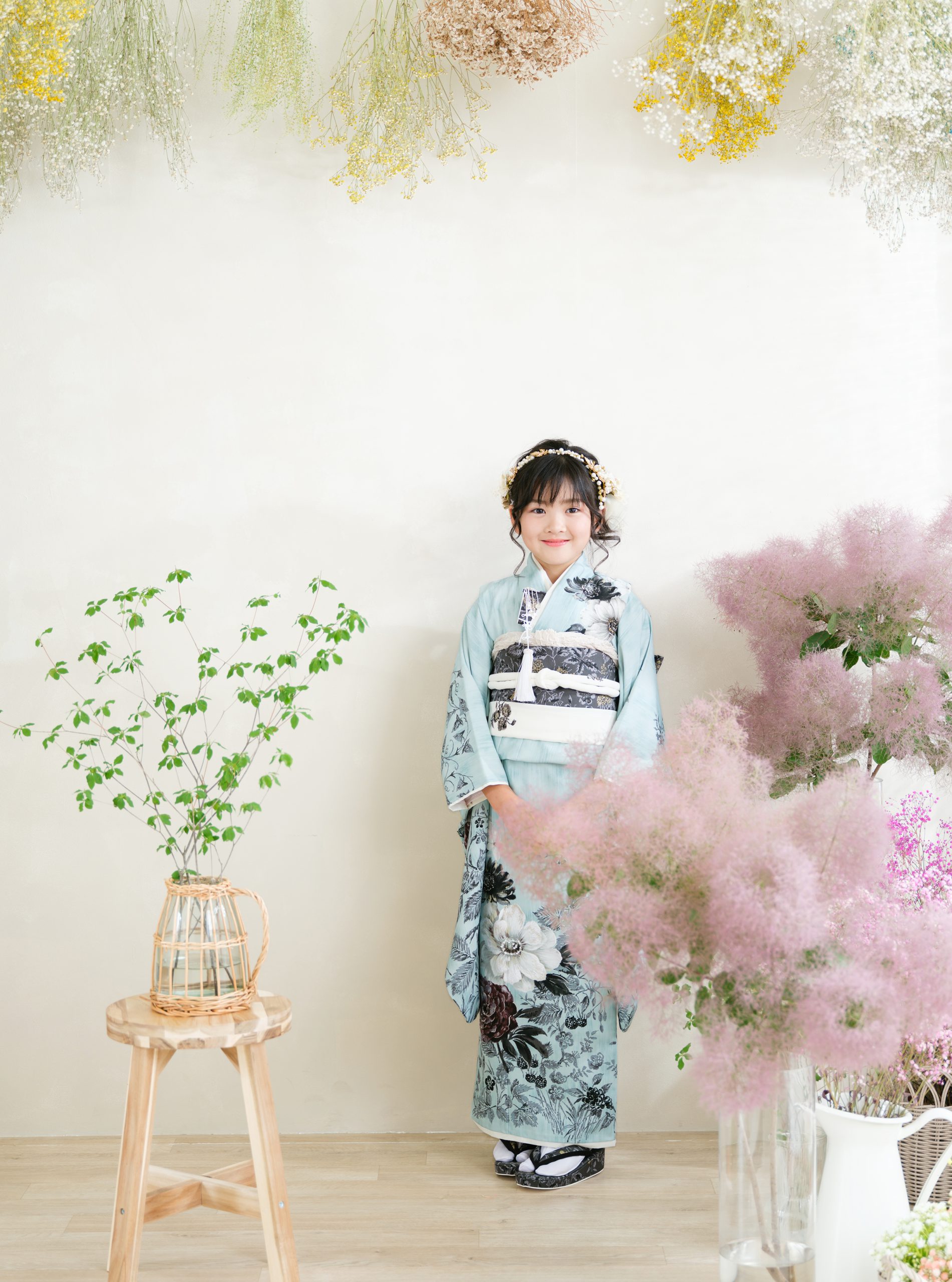 花に囲まれたスタジオで撮影する7歳の七五三写真