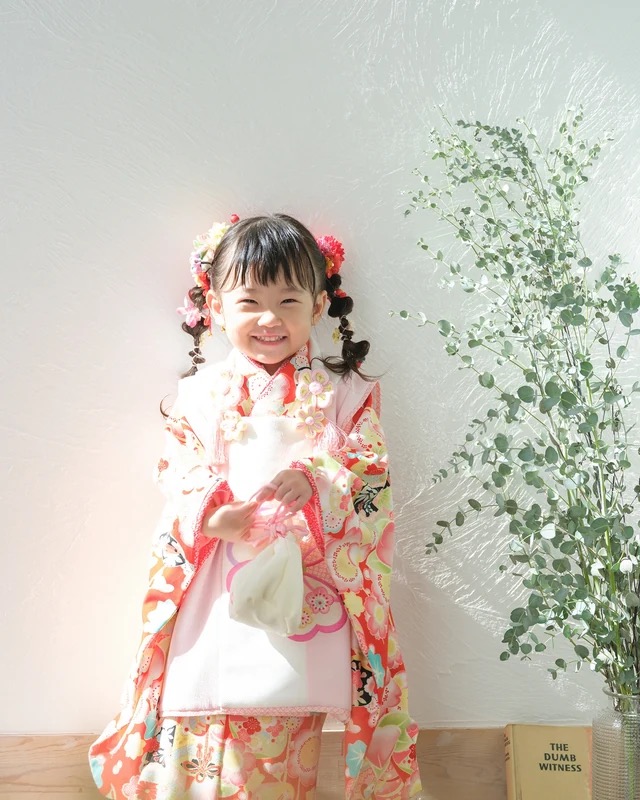 ピンク系の着物で立つ女の子の七五三写真｜佐直写真館