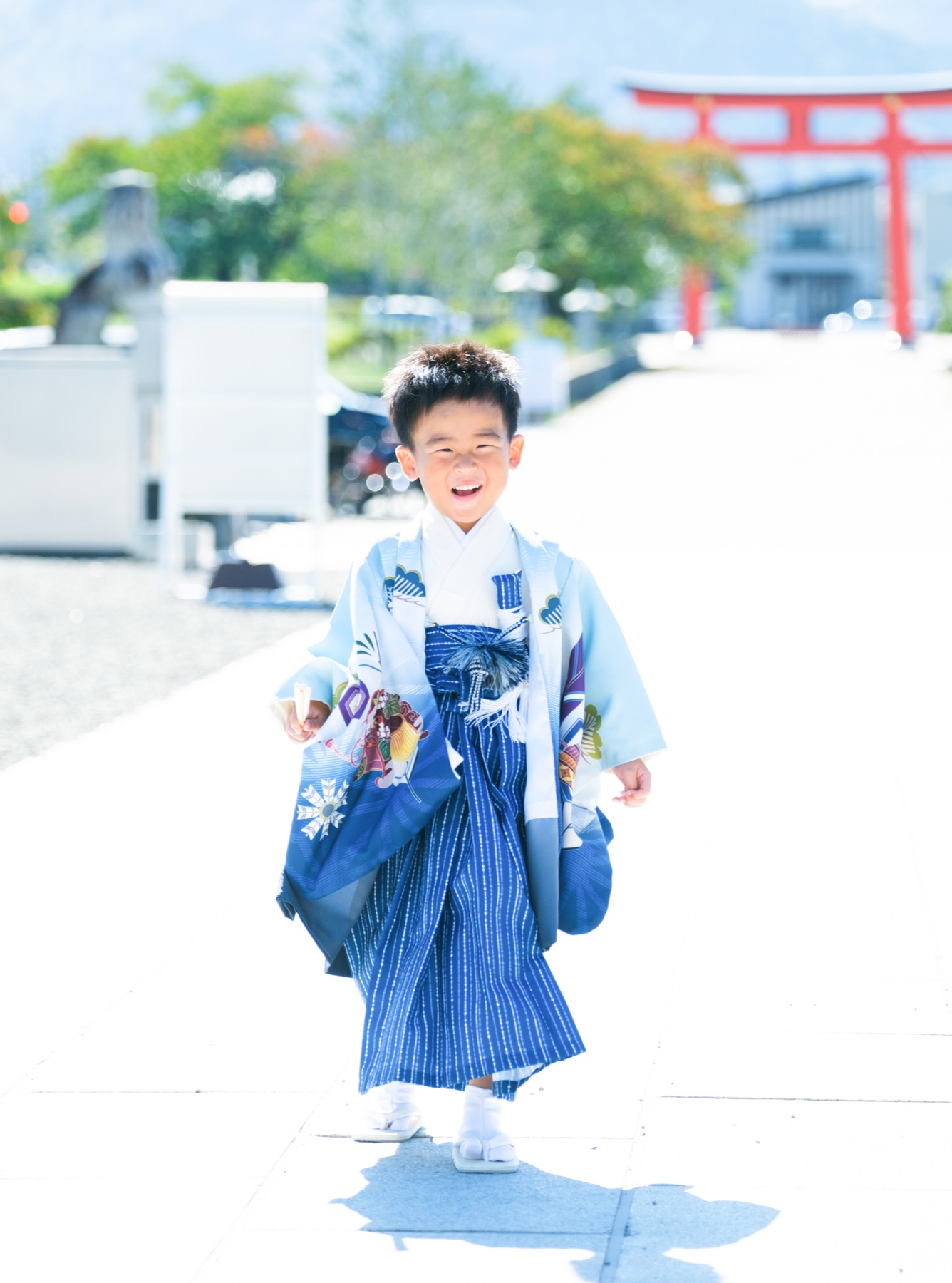 護国神社の参道で歩きながら笑顔を見せる男の子