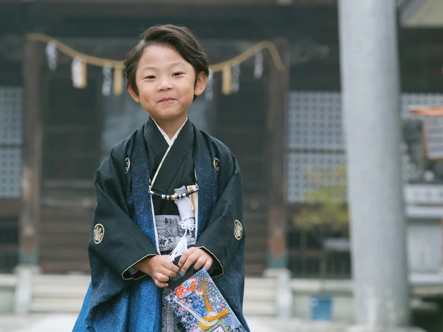 神社での七五三の記念写真